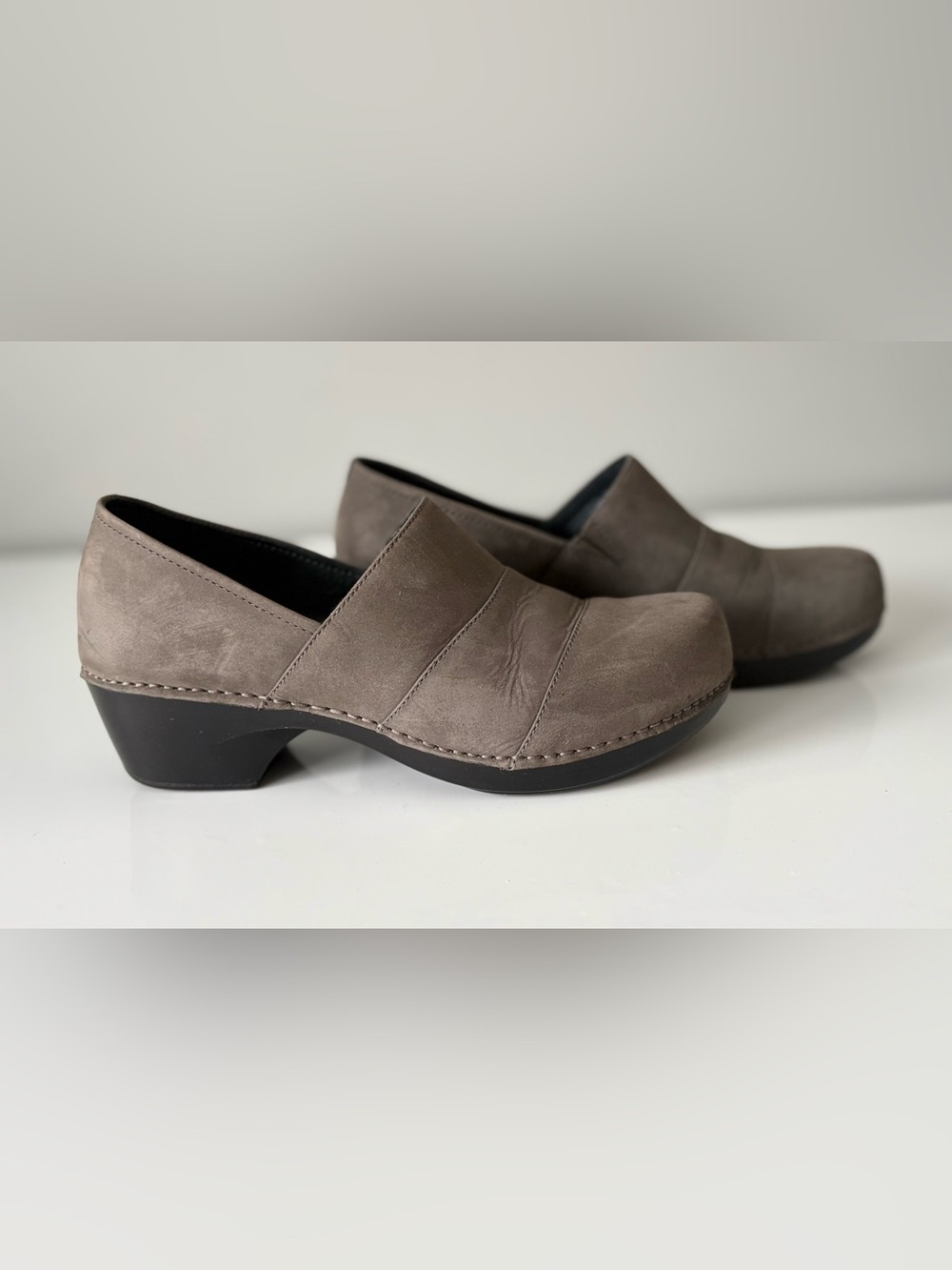 Dansko Taupe Gray Nubuck Leather Slip-On Comfort Clogs EU 40